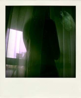 » #7/9 « / Polaroid in the window / Blog post by <a href="https://strkng.com/en/photographer/gian+luca+colombo/">Photographer Gian Luca Colombo</a> / 2021-05-05 21:14
