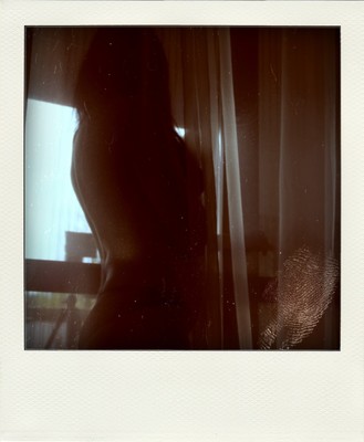 » #9/9 « / Polaroid in the window / Blog post by <a href="https://strkng.com/en/photographer/gian+luca+colombo/">Photographer Gian Luca Colombo</a> / 2021-05-05 21:14