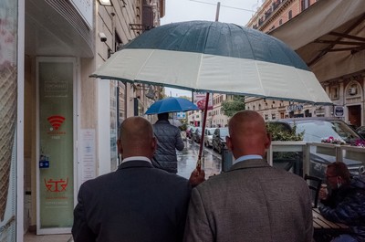 » #1/5 « / Urban geometry and umbrellas: a rainy day in Rome / Blog post by <a href="https://strkng.com/en/photographer/deborah+swain/">Photographer Deborah Swain</a> / 2021-11-04 00:21 / Street / streetphotography,streetlife,streetsofrome,tableau vivant,urban