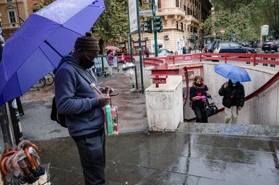 » #4/5 « / Urban geometry and umbrellas: a rainy day in Rome / Blog post by <a href="https://strkng.com/en/photographer/deborah+swain/">Photographer Deborah Swain</a> / 2021-11-04 00:21 / Street / streetphotography,streetlife,cityscape,candid,canpubphoto,streetsofrome