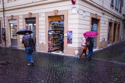 » #5/5 « / Urban geometry and umbrellas: a rainy day in Rome / Blog post by <a href="https://strkng.com/en/photographer/deborah+swain/">Photographer Deborah Swain</a> / 2021-11-04 00:21 / Street / streetphotography,streetlife,streetsofrome,cityscape,urban,candid,tableau vivant