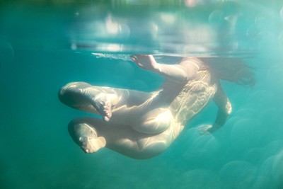 » #1/6 « / She floats within herself / Blog-Beitrag von <a href="https://strkng.com/de/fotograf/raphaellechner/">Fotograf RaphaelLechner</a> / 21.07.2021 19:20 / Nude / underwater,nude