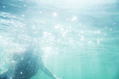 » #2/6 « / She floats within herself / Blog-Beitrag von <a href="https://strkng.com/de/fotograf/raphaellechner/">Fotograf RaphaelLechner</a> / 21.07.2021 19:20 / Nude / underwater,nude,outdoor,conceptual