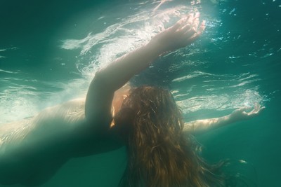 » #6/6 « / She floats within herself / Blog-Beitrag von <a href="https://strkng.com/de/fotograf/raphaellechner/">Fotograf RaphaelLechner</a> / 21.07.2021 19:20 / Nude / nude,underwater,conceptual,outdoor