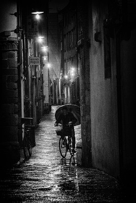 Regen in Lucca / Street / streetphotography,street,blackandwhite,monochrome,Lucca,Tuscany,Fahrradfahrer,Regenschirm,Nacht,Regen