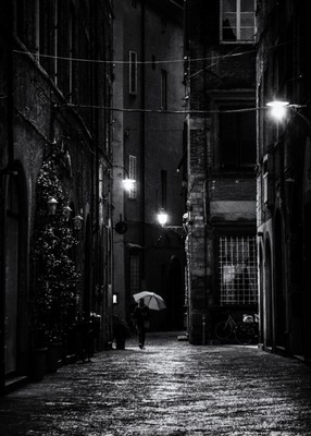 Regen in Lucca 4 / Street / streetphotography,street,allein,regen,nacht,Lucca,toskana,altstadt,regenschirm