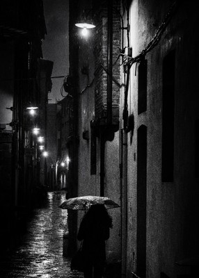 Regen in Lucca 5 / Street / streetphotography,street,frau,allein,regen,nacht,altstadt,schwarzweiss,Lucca,toskana