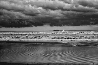 » #1/4 « / Beach in black and white / Blog post by <a href="https://strkng.com/en/photographer/benaissa+ilyes/">Photographer Benaissa Ilyes</a> / 2022-07-11 11:29