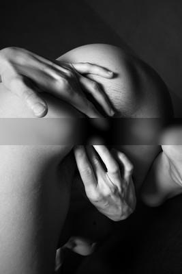 Hände im Schoß / Nude / nudeart,photograhy,nude,female,body,bodypart,touch,skin,b/w