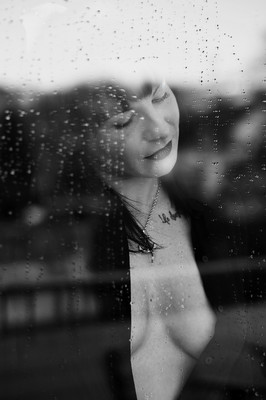 » #3/3 « / Fenster / Blog post by <a href="https://strkng.com/en/photographer/brophoto89/">Photographer Brophoto89</a> / 2023-02-08 13:27 / Portrait / sensual,sensuality,availablelight,indoor,window,blackandwhitephotography,blackandwhite,braless
