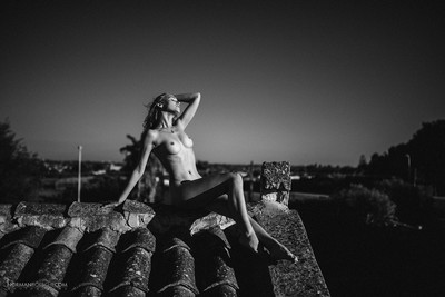 cat on the roof 2 / Nude / model,sensual,blackandwhite