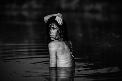 Julia in the lake 7 / Portrait / shooting,model,blackandwhite,sensual,portrait,beautiful,curly,hair