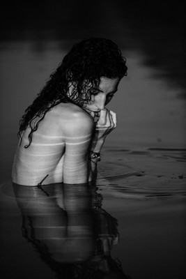 Julia in the lake 8 / Portrait / shooting,model,sensual,lake,sea,blackandwhite,portrait,beautiful,young,woman,curly,hair