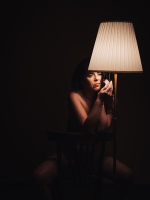 Die Lampe / Portrait / Lowlight,lowkey,Portrait,sensuality,emotionen