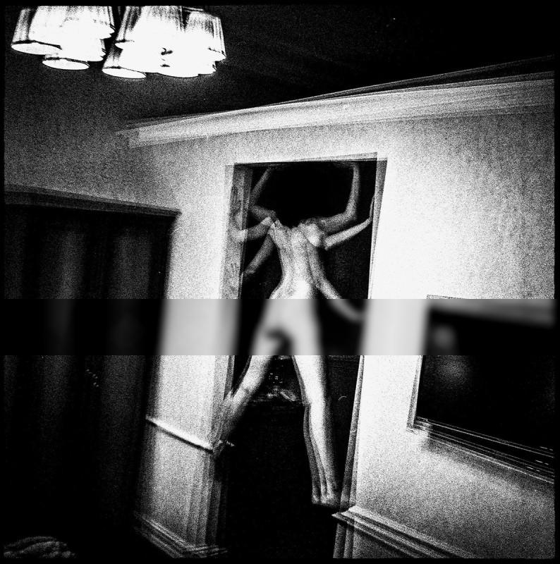 Arachnida (Paní Samsa). Metamorphosis in the hotel room / Konzeptionell  Fotografie von Fotograf Pablo Fanque’s Fair ★7 | STRKNG