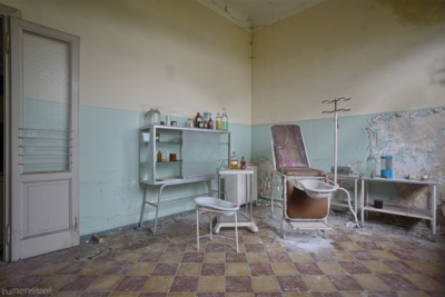 . Der Bergdoktor / Lost places  Fotografie von Fotograf Ruinenstaat ★4 | STRKNG