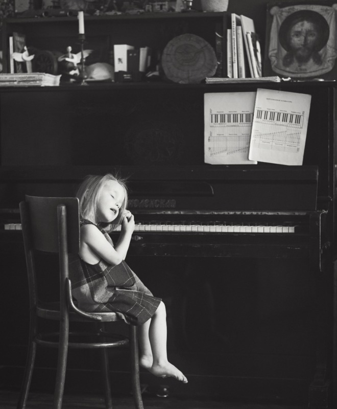 Anna is listening Joni Mitchell - &copy; Lena | Portrait