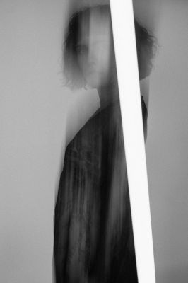 Just move / Schwarz-weiss  Fotografie von Model Sarah-Philline ★35 | STRKNG