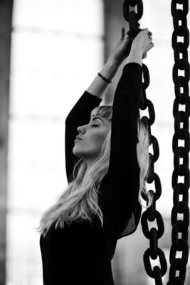 chains / Black and White  photography by Model Madame Wallace ★4 | STRKNG