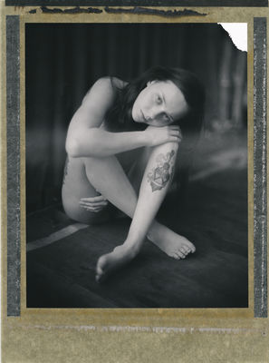 Julia Polaroid / Nude  Fotografie von Fotograf Herr Merzi ★38 | STRKNG