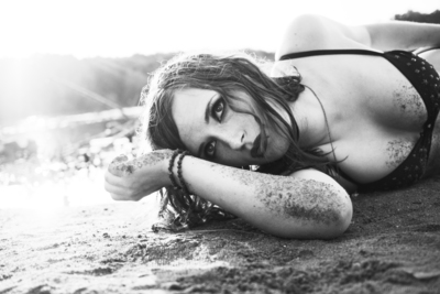 strong / Schwarz-weiss  Fotografie von Model Lusciniola ★1 | STRKNG