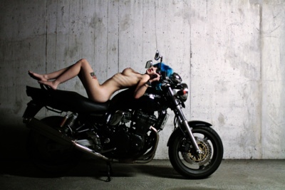 one good reason to park a motorcycle / Nude  Fotografie von Fotograf Hannes Trapp ★2 | STRKNG
