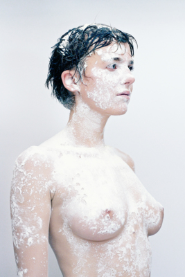 Lotta Flour Portrait 1 / Nude  Fotografie von Fotograf Hannes Trapp ★2 | STRKNG