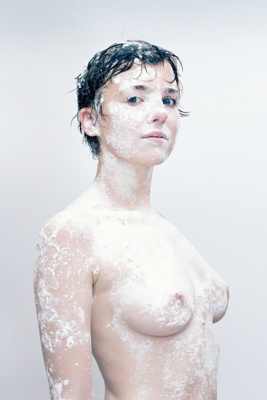 Lotta Flour Portrait 2 / Nude  Fotografie von Fotograf Hannes Trapp ★2 | STRKNG