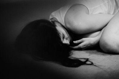 V / Schwarz-weiss  Fotografie von Model Rot, Resa ★34 | STRKNG