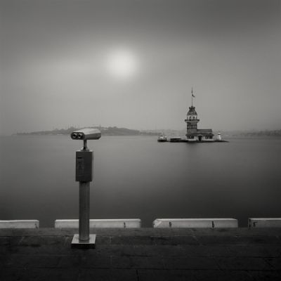 Maiden's Tower - Uskudar / Istanbul- TURKEY / Schwarz-weiss  Fotografie von Fotograf Yucel Basoglu ★11 | STRKNG