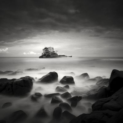 THE DARK BEAUTY SERIES / GHOST SHIP / Schwarz-weiss  Fotografie von Fotograf Yucel Basoglu ★11 | STRKNG