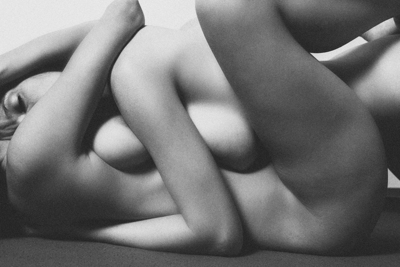 Umarmung / Nude  Fotografie von Fotograf Roger Rossell ★27 | STRKNG