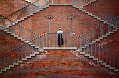 The Girl and the Stairs / Stadtlandschaften  Fotografie von Fotografin Elisabeth Mochner ★3 | STRKNG