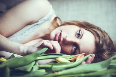 Tulpenmädchen / Portrait  Fotografie von Model Marilla Muriel ★87 | STRKNG