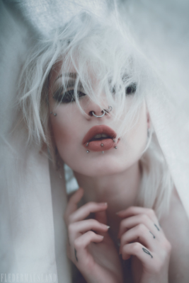 Outta My Head / Portrait  Fotografie von Model Triz Täss ★38 | STRKNG