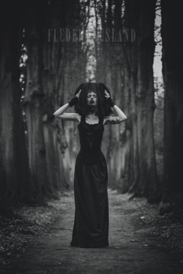 Shadowed Dreams / Schwarz-weiss  Fotografie von Model Triz Täss ★38 | STRKNG