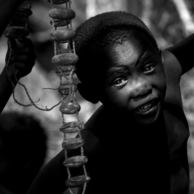 young dancer in the namibian bushlands / Schwarz-weiss  Fotografie von Fotograf Schoo Flemming ★3 | STRKNG