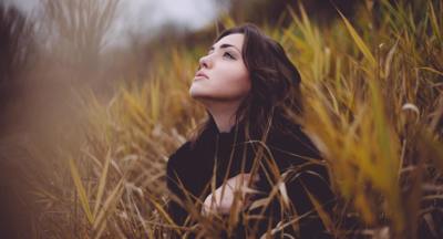 Sitting, Waiting / Portrait  photography by Photographer Michael Färber Photography ★43 | STRKNG