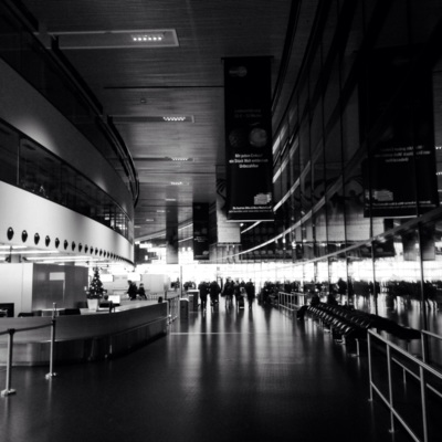 Vienna Airport / Schwarz-weiss  Fotografie von Fotografin Katerina Vankova | STRKNG