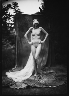 Lady in the garden / Nude  photography by Photographer Milosz Wozaczynski ★17 | STRKNG