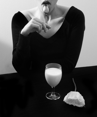 Untitled (The milk and the flower) / Fine Art  Fotografie von Fotografin Nadia Nardelli ★15 | STRKNG