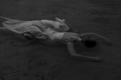 Sleep well, Little Bride / Schwarz-weiss  Fotografie von Fotografin Michalina Wozniak ★29 | STRKNG