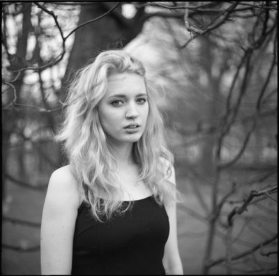 Hana K. / Portrait  Fotografie von Fotografin Perpetua Dudziak ★1 | STRKNG