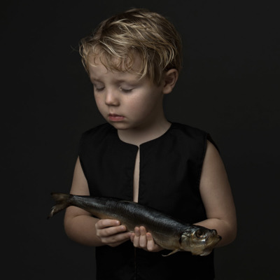 Boy with a Fish / Fine Art  Fotografie von Fotografin Julija Levkova ★3 | STRKNG