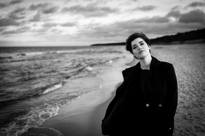 A Walk on the Beach / Menschen  Fotografie von Fotograf Carpe Lucem ★9 | STRKNG