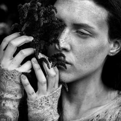 hold / Portrait  photography by Photographer Leni Papilio ★3 | STRKNG