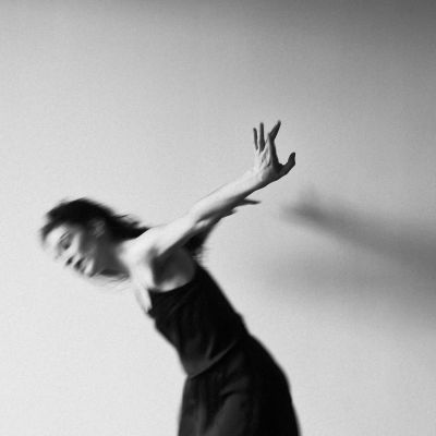 DANCE / Schwarz-weiss  Fotografie von Fotografin Emilie Möri ★4 | STRKNG