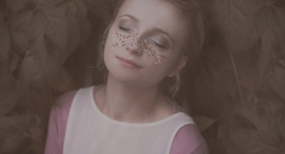 we fall in love, we fall asleep. (part of the Childhood series) / Konzeptionell  Fotografie von Fotografin Adrienne Ylva ★3 | STRKNG