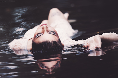 While everything flows / Portrait  photography by Photographer Fabio Zenoardo Photography ★1 | STRKNG