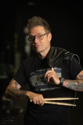 Drummerboy Dirk / Portrait  Fotografie von Fotograf Hefter | STRKNG